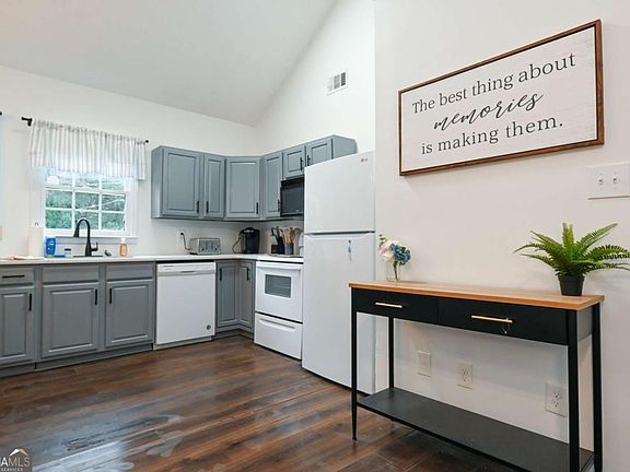 5th image of 398 Arch St