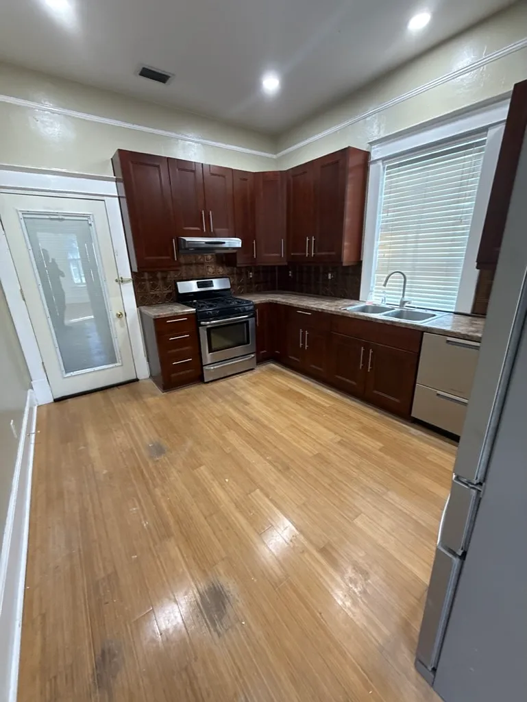 2 bed, 2100 sqft, $2,100 — Photo 1