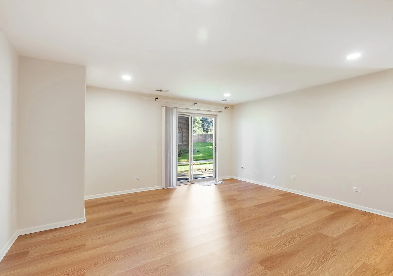 2 bed, 1000 sqft, $1,800 — Photo 2
