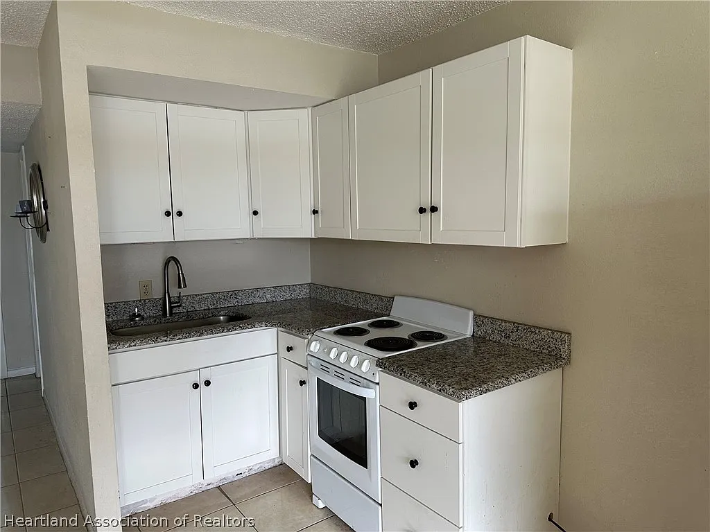 Studio, 406 sqft, $875 — Photo 3