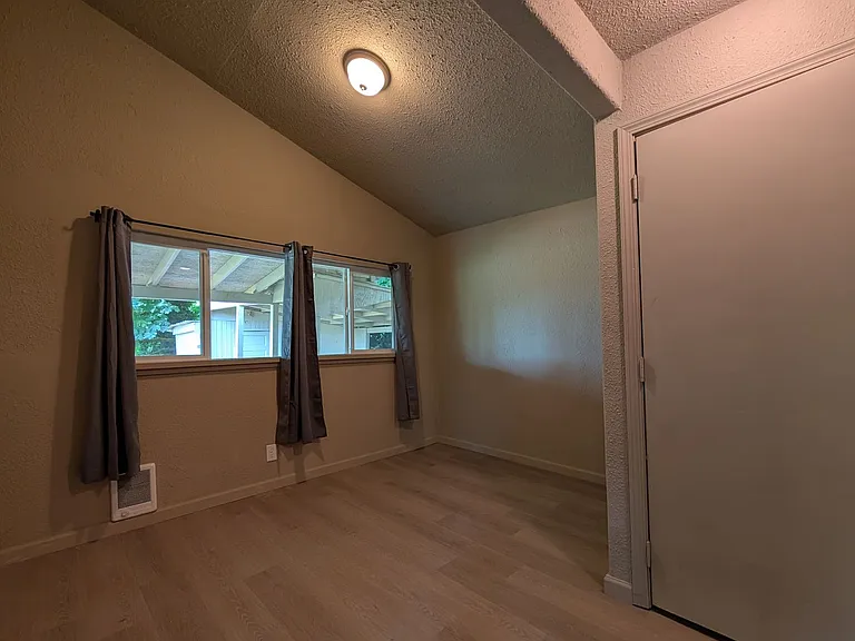 439 S 4th St — Photo 14