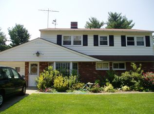22 Glazer Ln, Levittown, NY 11756
