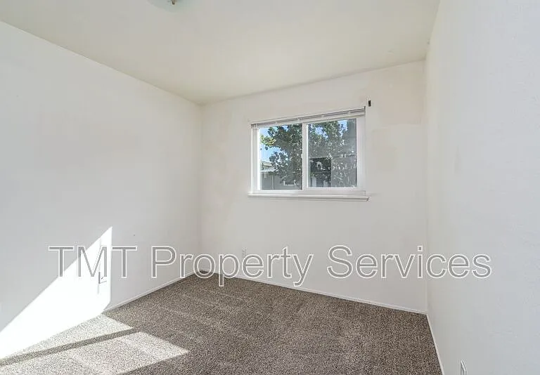 2431 33rd St — Photo 8