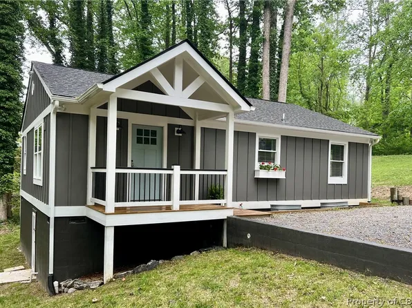 86 Dormer Oakes Dr, Saluda, VA 23149