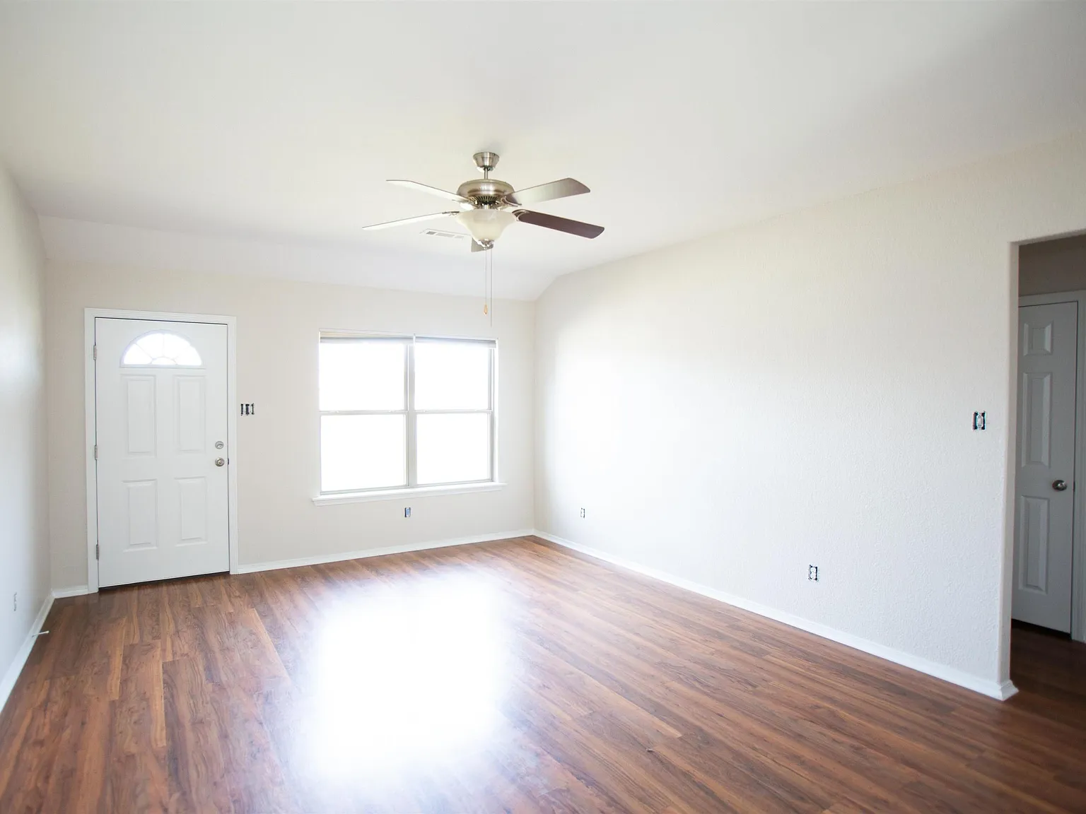 3 bed, 2.0 bath, 1345 sqft, $1,650 — Photo 3