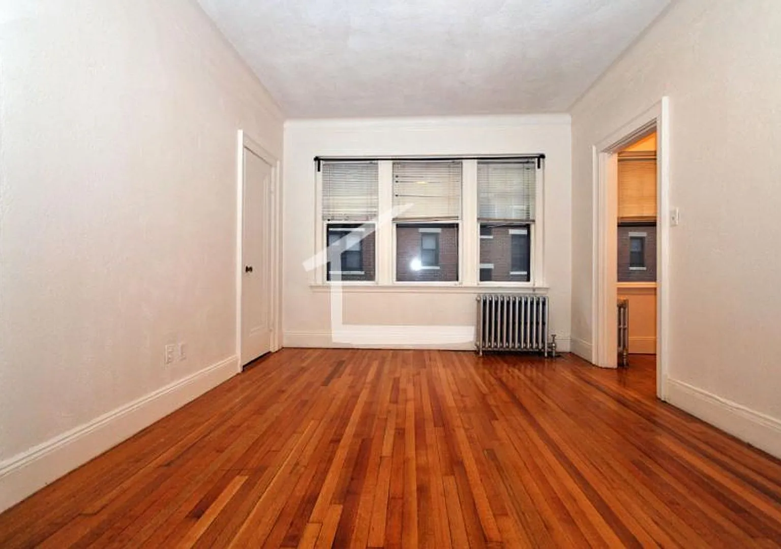 Nice studio in Cleveland circle — Photo 1