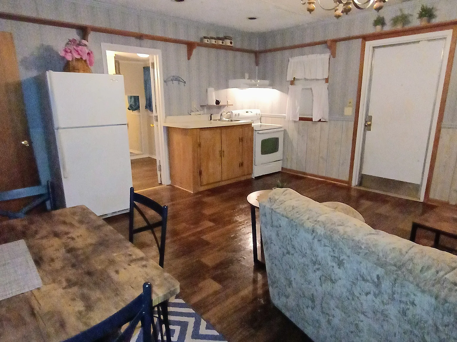 122 Burns St — Photo 2