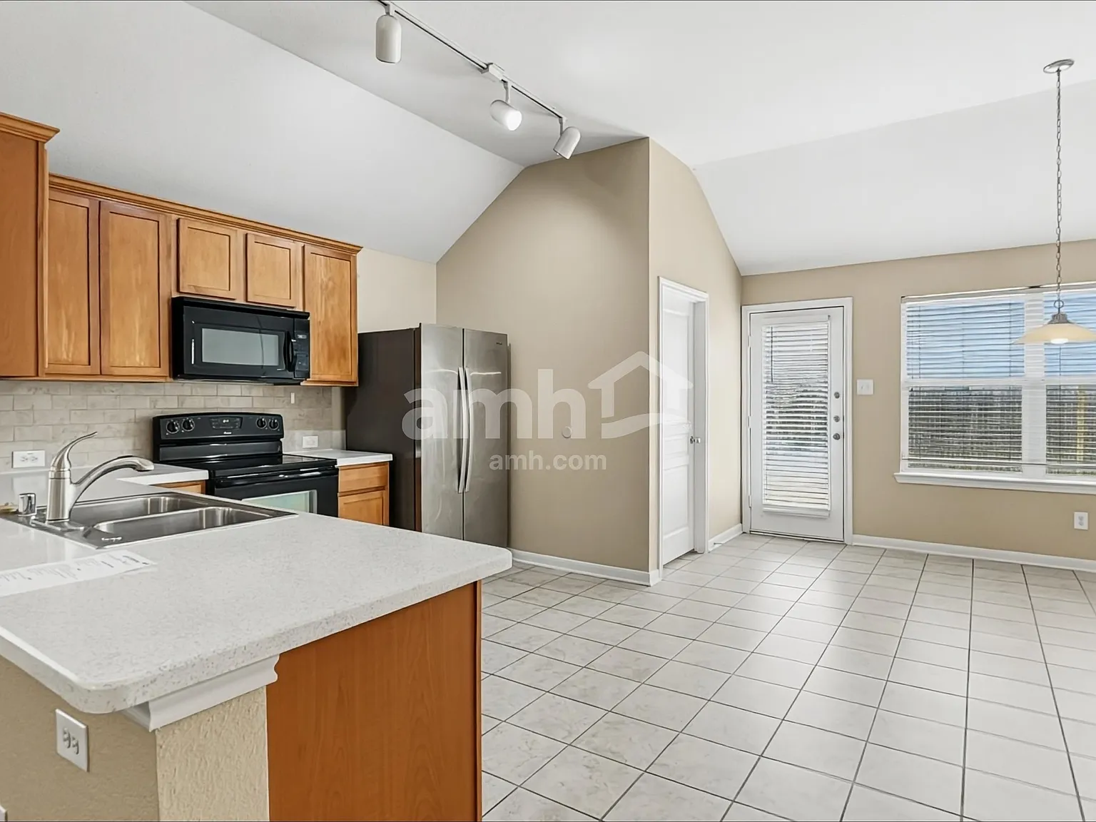 2 bed, 2.0 bath, 1801 sqft, $2,295 — Photo 3
