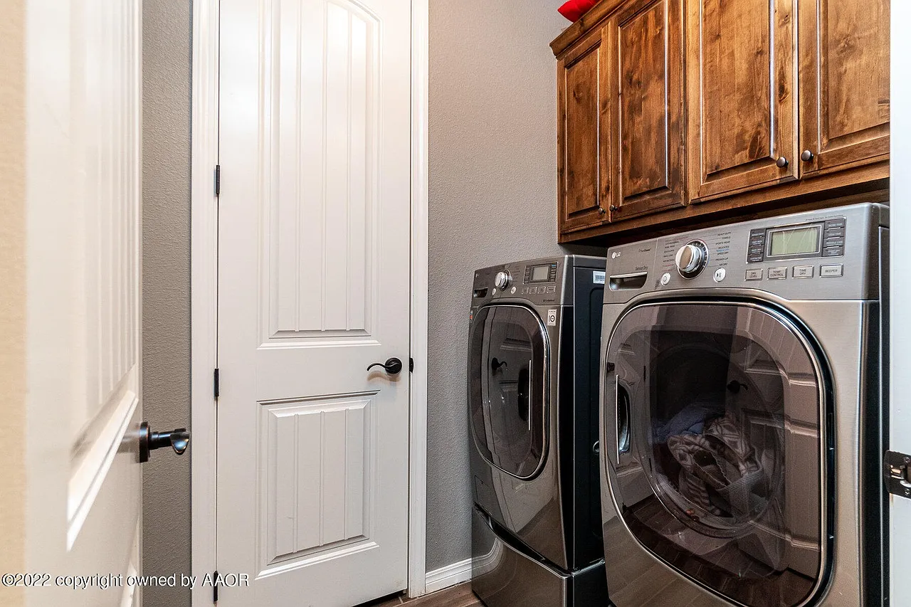 3 bed, 2412 sqft, $2,700 — Photo 2