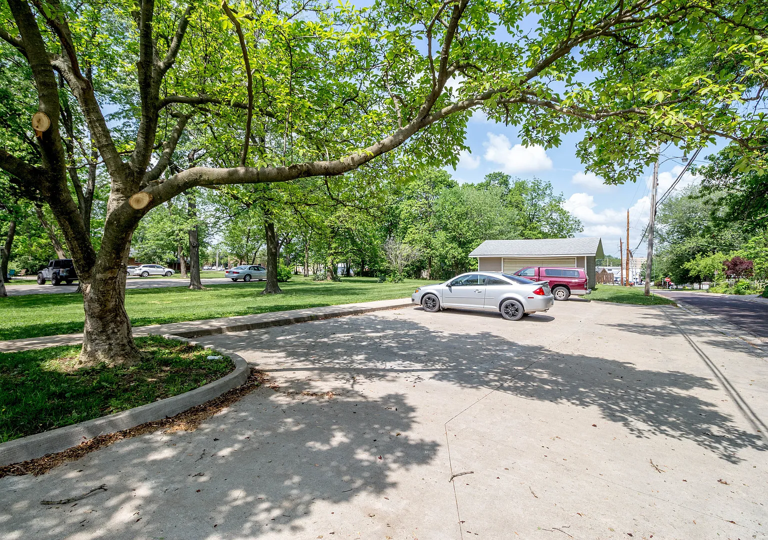 Large Centrally Located Home for Rent! — Photo 4