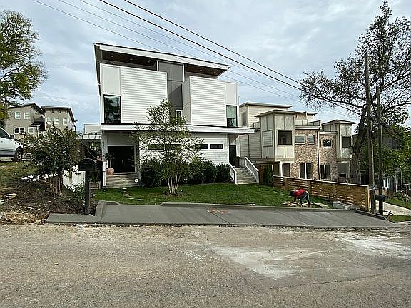 Front of home with parking 