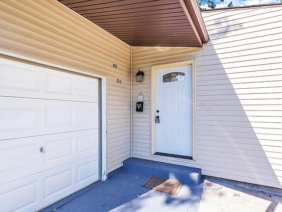 3rd image of 713 Sylvan Ln