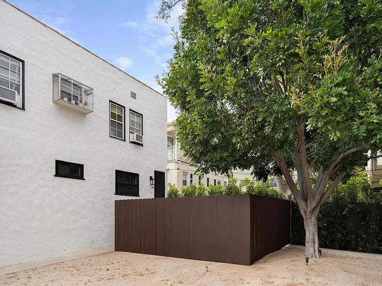 1020 Carol Dr — Photo 4