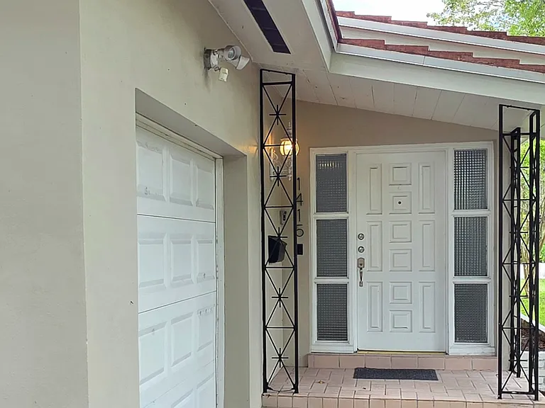 1415 Genoa St — Photo 4