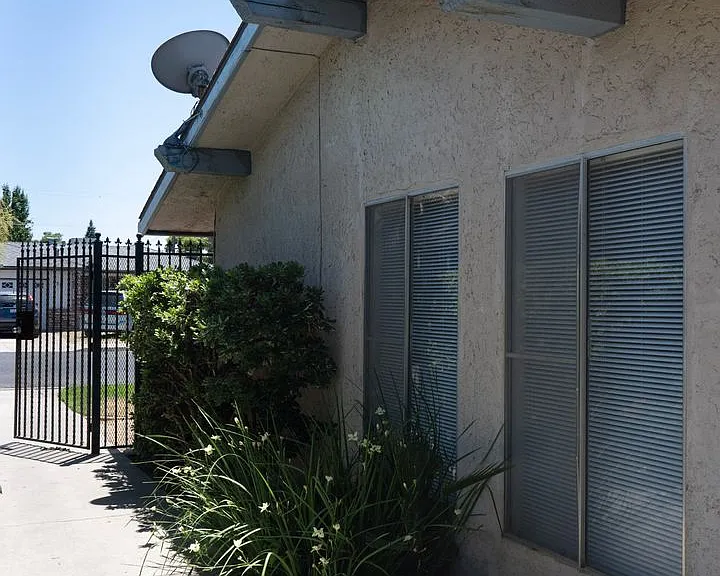 33 W Santa Ana Ave — Photo 2