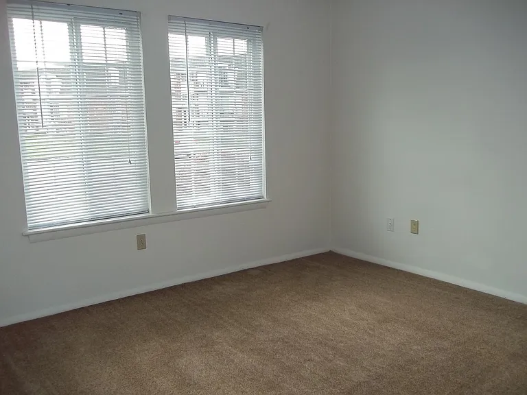 Windsor Gardens Apartments — Photo 43