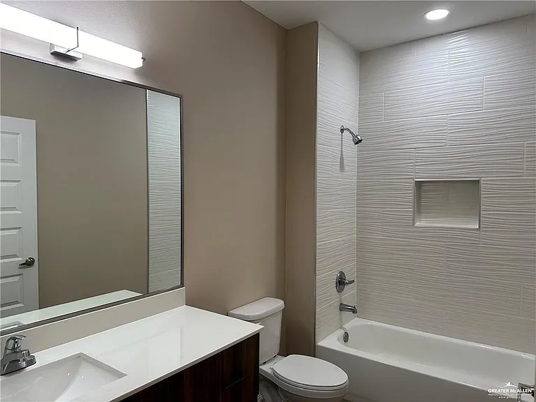 2919 W Driftwood St #4 — Photo 6