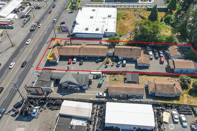 4th image of 9618 Pacific Avenue