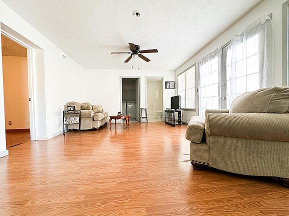 3rd image of 100 Highland View Dr