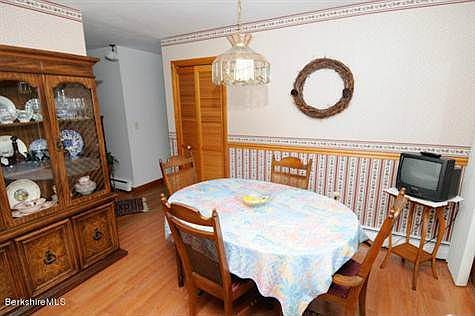 284 Housatonic-Dining area