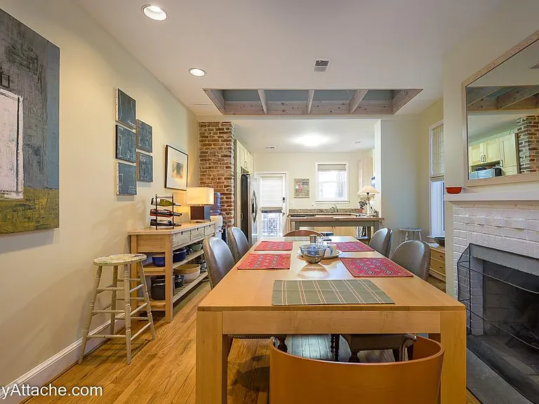 224 E St NE — Photo 4