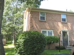 221 Point Of Woods Dr, Albany, NY 12203