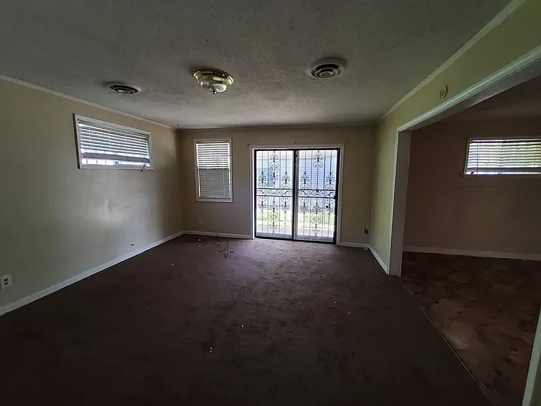 300 Eastview St — Photo 6