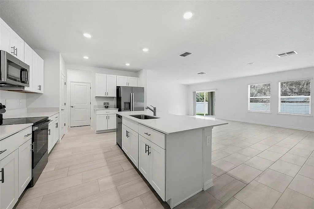 6 bed, 3.0 bath, 3326 sqft, $3,500 — Photo 3