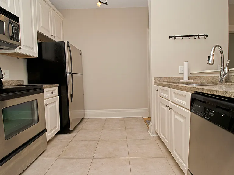 598 Summit Ave #3 — Photo 8