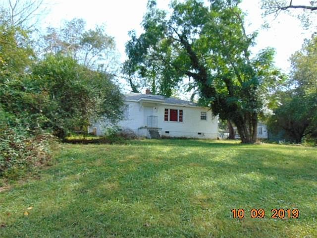 1st image of 832 Montclair Cres