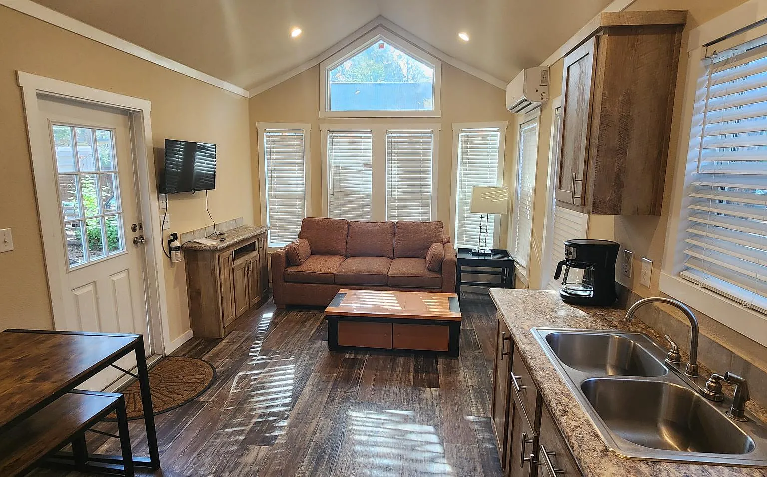 1 bed, 399 sqft, $2,299 — Photo 1