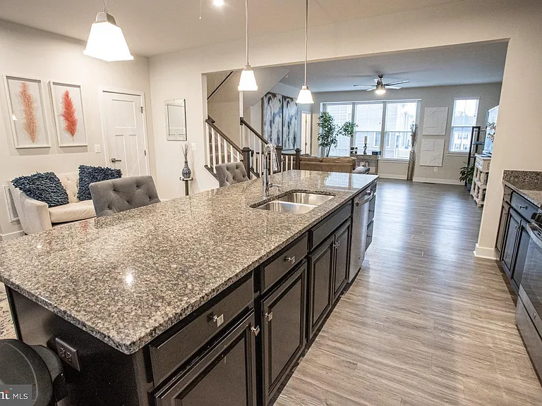 7821 Cove Point Dr — Photo 8