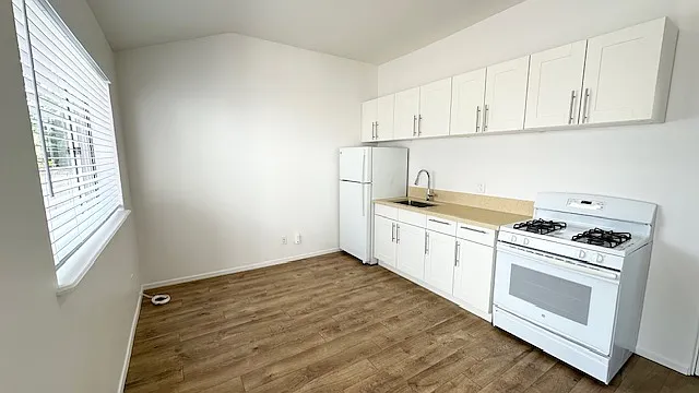 433 3rd St #B — Photo 2