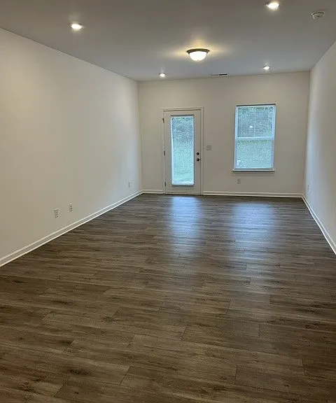 923 Millstream Dr — Photo 2