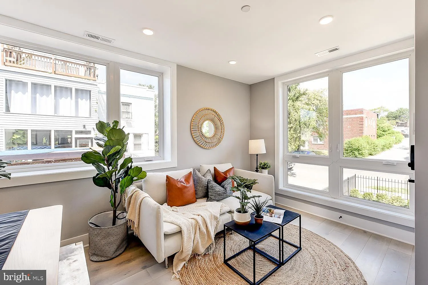 2 bed, 2.0 bath, 896 sqft, $2,400 — Photo 2