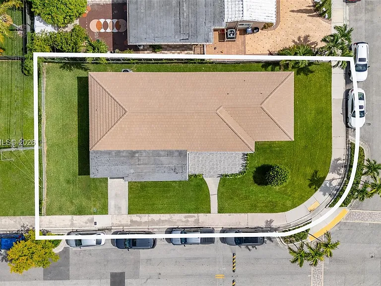 1621 S Treasure Dr — Photo 32