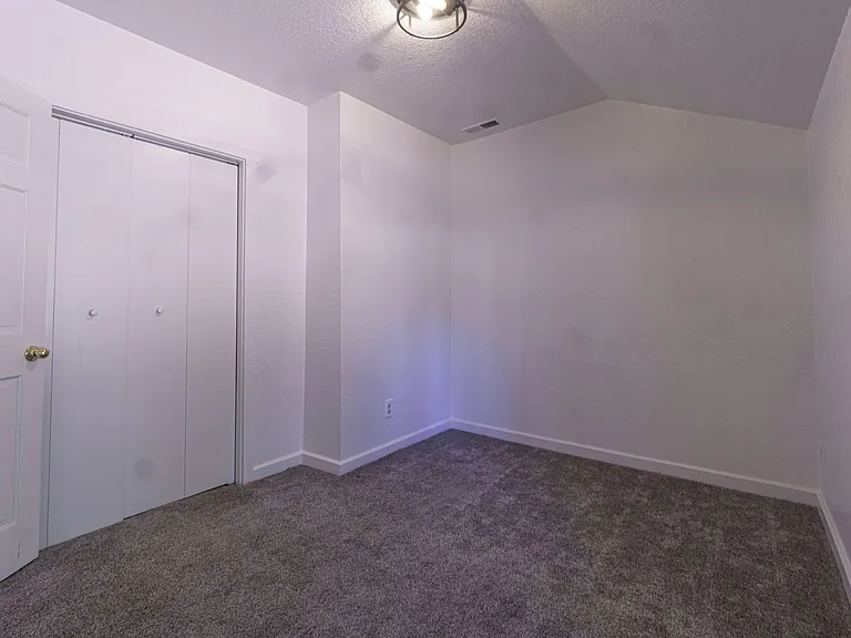 1021 W South Ave — Photo 11