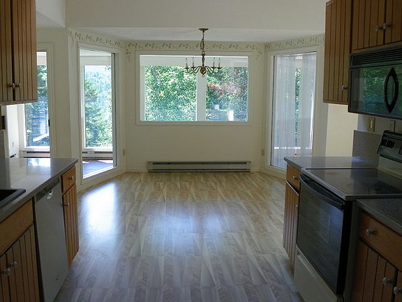 WC12T All Mountain Rentals Bay Window Kitchen