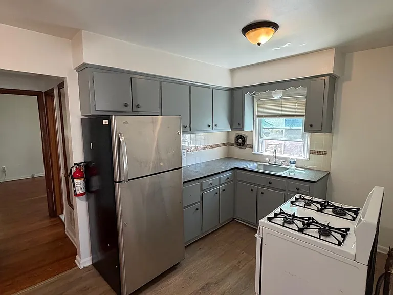 526 E 1st Ave #1R — Photo 2