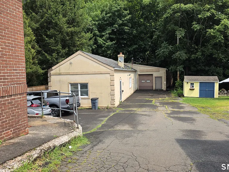 782 Center St — Photo 29