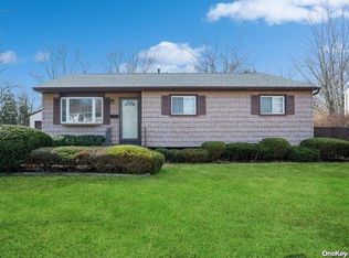 21 Avondale Dr, Centereach, NY 11720
