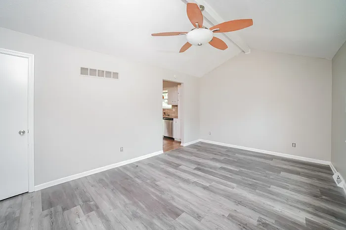 317 NE Lakeview Dr — Photo 3