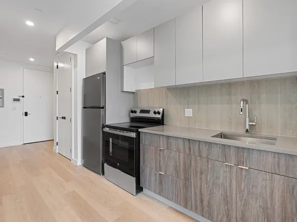 172-02 Hillside Avenue image 5 of 14