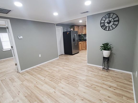 2nd image of 414 Sadler St