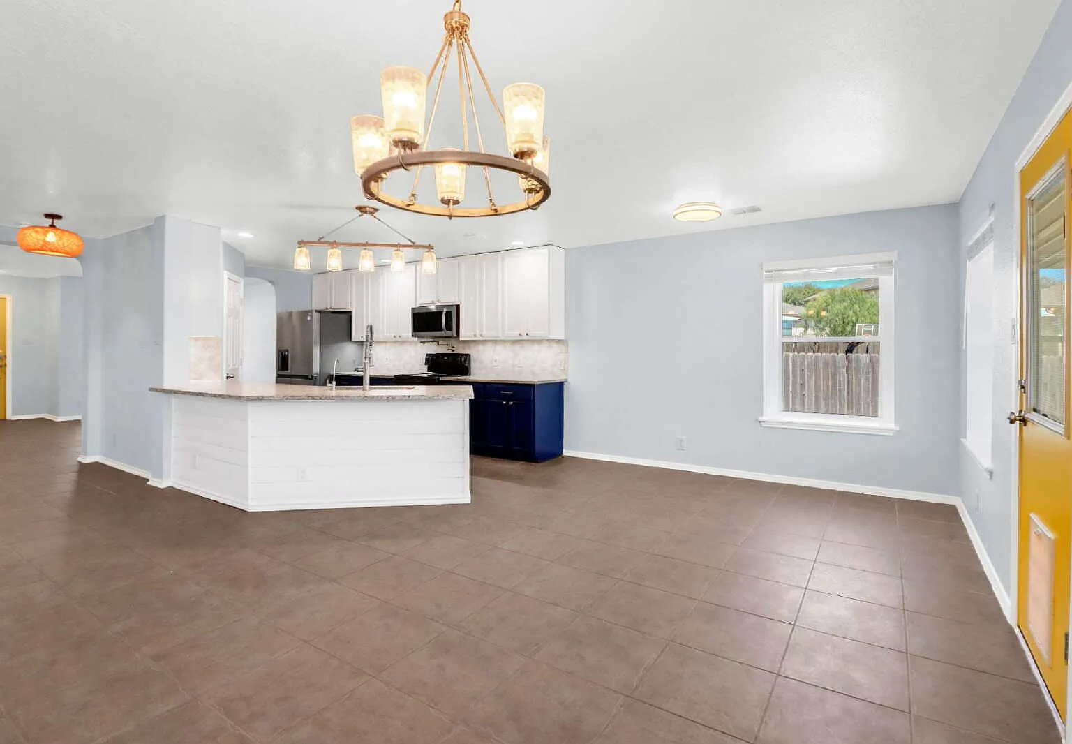 4 bed, 2.5 bath, 2701 sqft, $2,350 — Photo 4