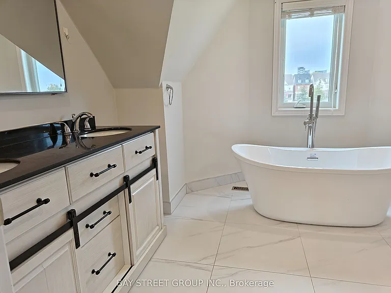 256 Glenashton Dr — Photo 10