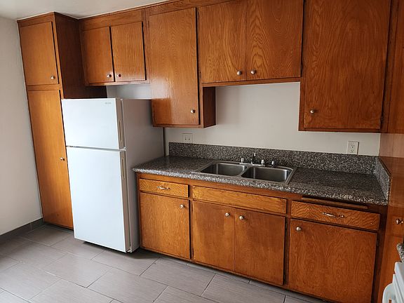 3rd image of 710 E 6th St #8