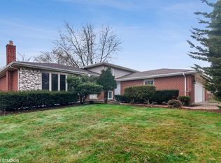 933 Juniper Ln, Darien, IL