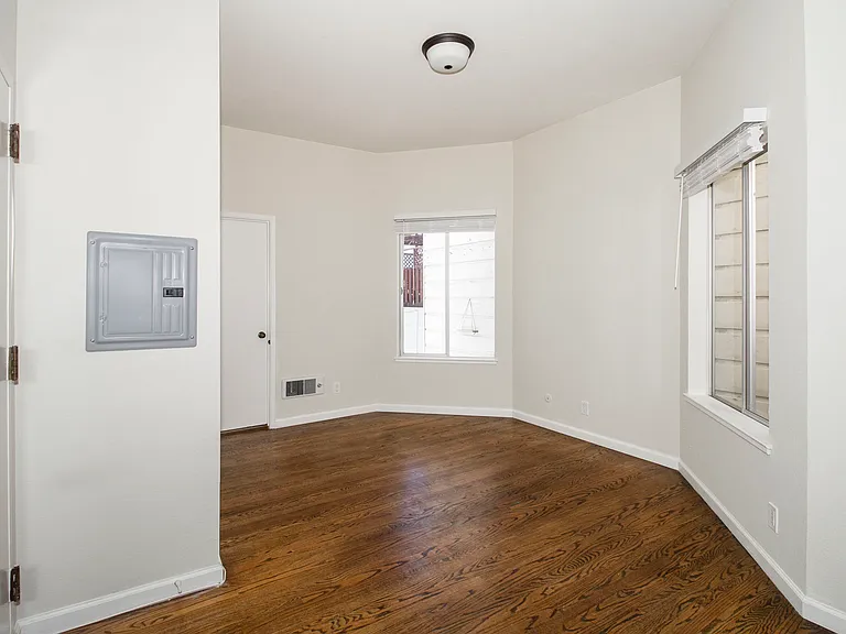 977 Pine St — Photo 5