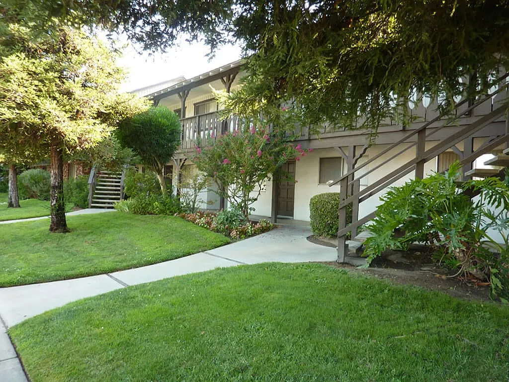 Scottsmen Apartments — Photo 3